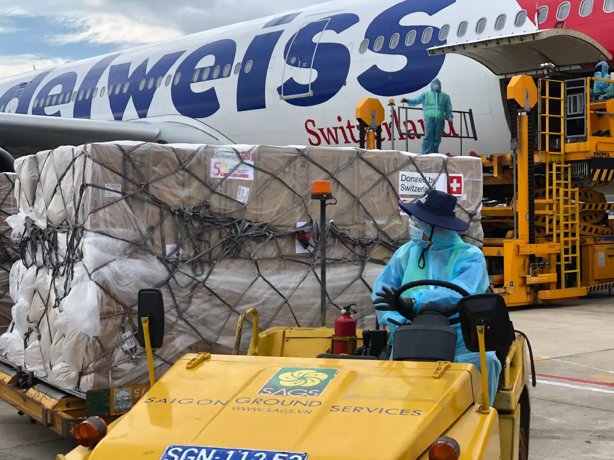SAGS’s employees effectively unloading the medical supplies, esuring safety and security