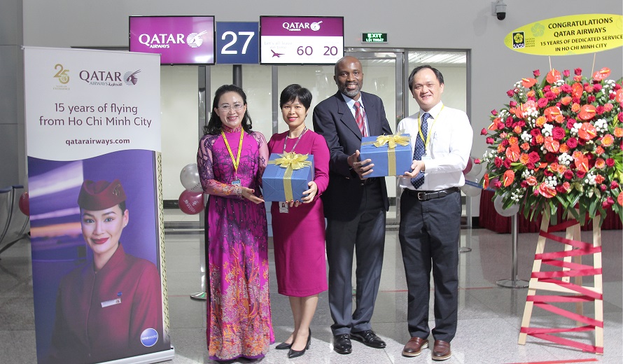 SAGS’s staff in Asiana Airlines (OZ) uniform do check-in procedures for passengers.